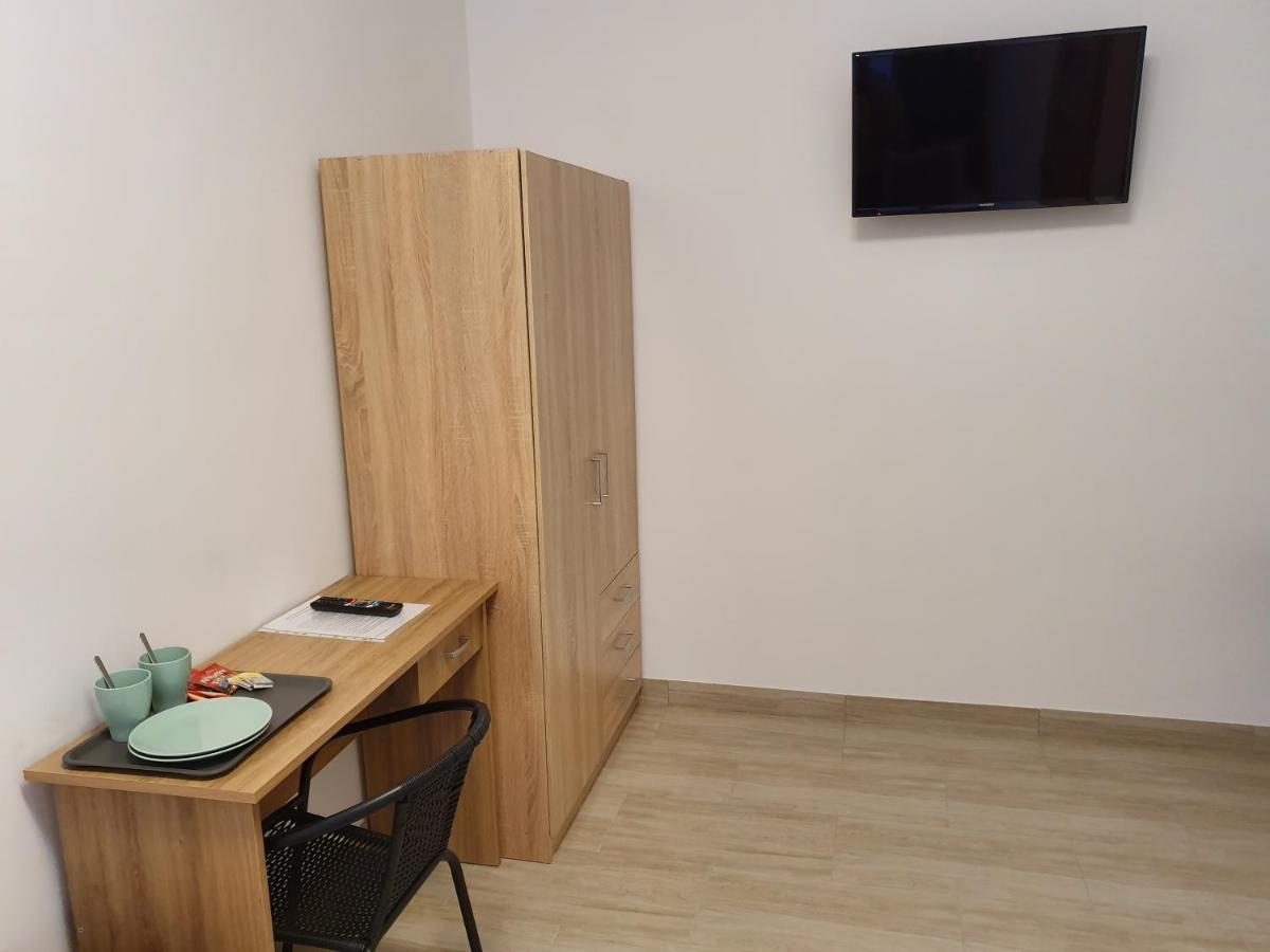 Hostel Mleczna - Metro Zacisze ワルシャワ エクステリア 写真