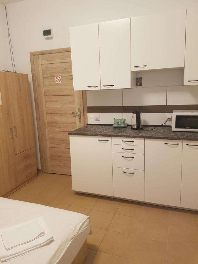Hostel Mleczna - Metro Zacisze ワルシャワ エクステリア 写真