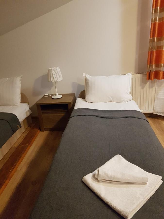 Hostel Mleczna - Metro Zacisze ワルシャワ エクステリア 写真