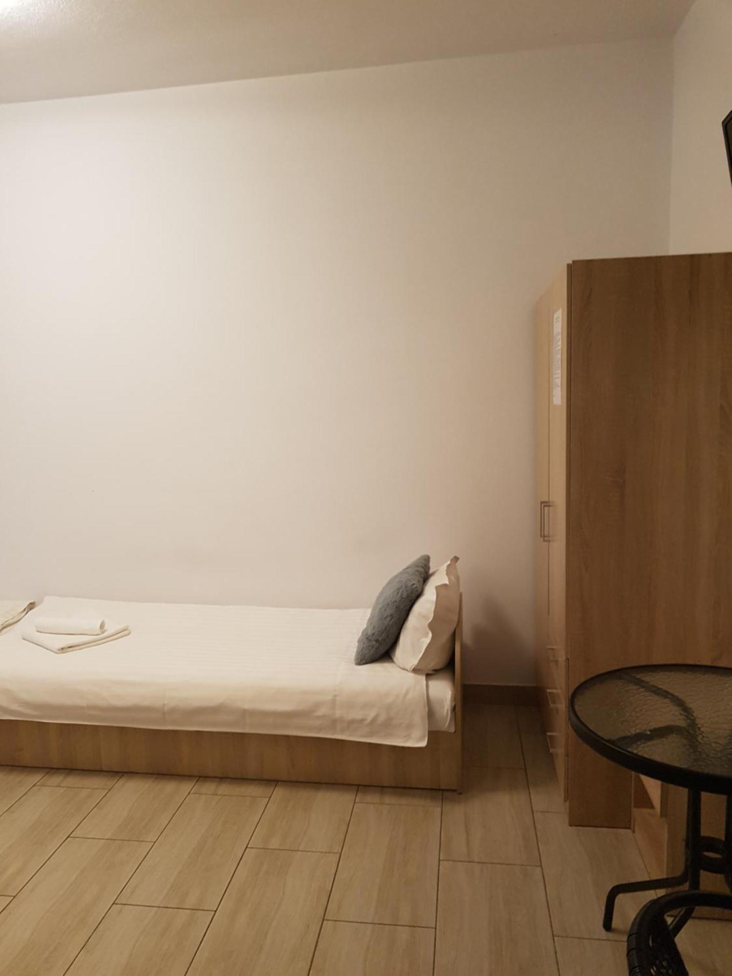 Hostel Mleczna - Metro Zacisze ワルシャワ エクステリア 写真